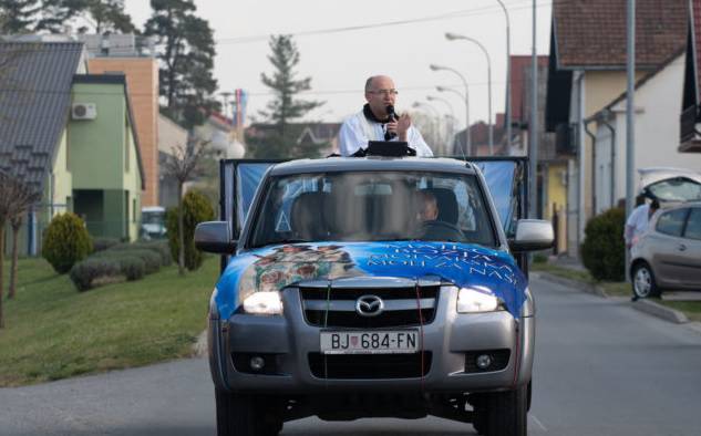 Župnik u Molvama za Uskrs iz automobila blagoslovio hranu