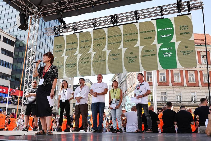 Glavni trg u Zagrebu prepun prosvjednika zbog opasnog otpada u Lici
