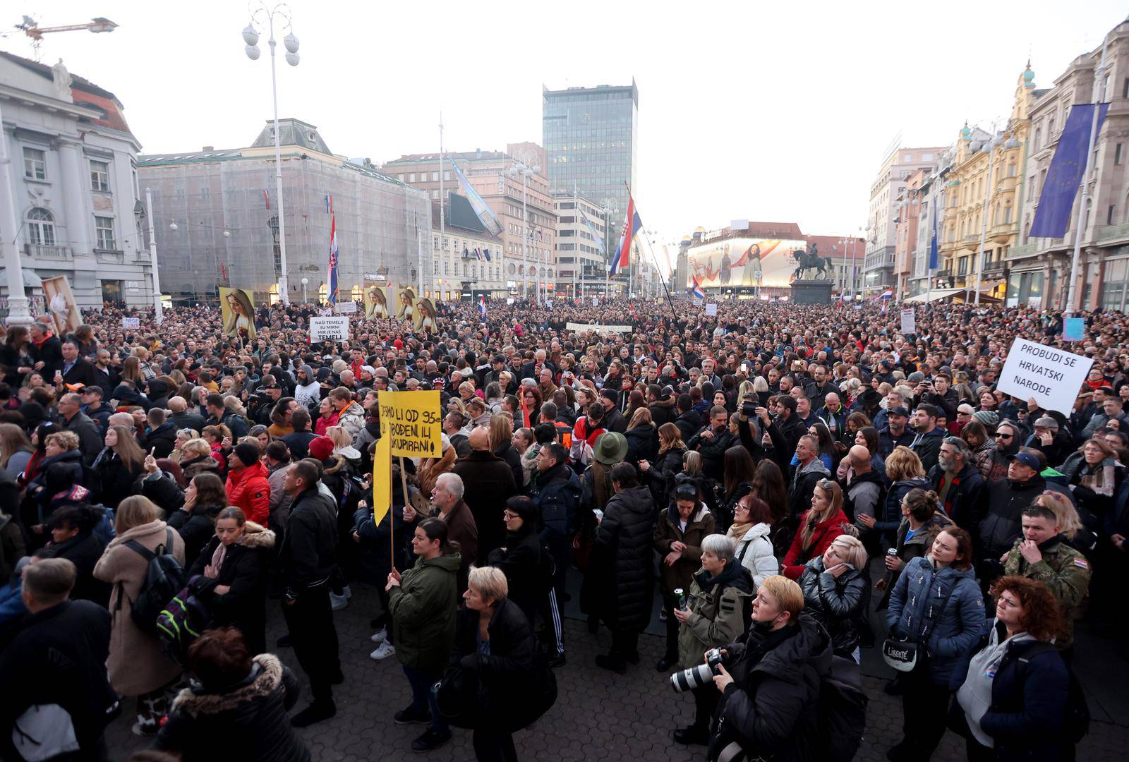 Veliki prosvjed u Zagrebu protiv COVID potvrda okupio tisuće prosvjednika