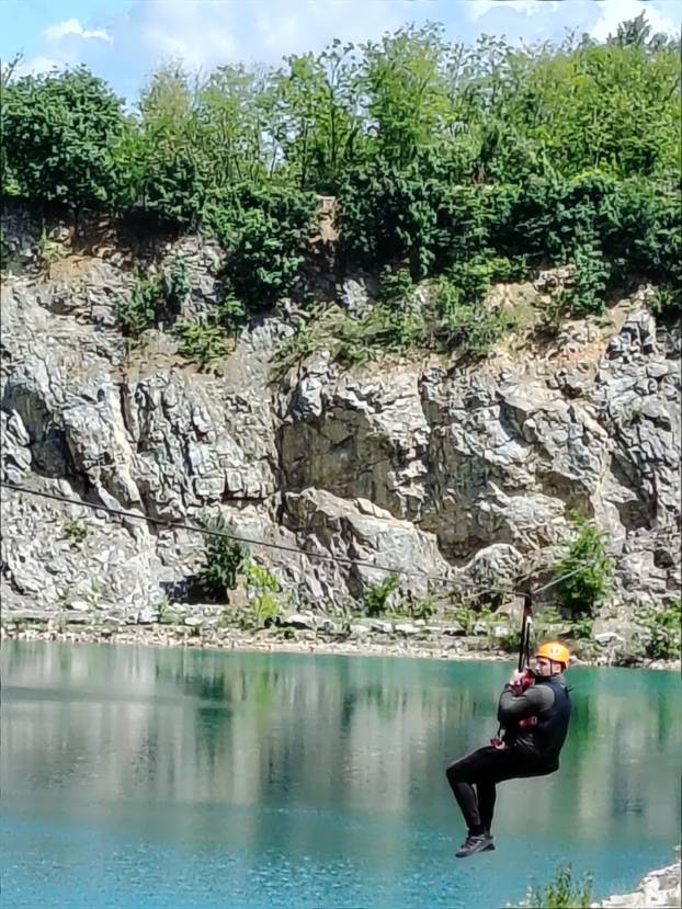 FOTO Adrenalinska atrakcija u Orahovici - zip line preko jezera!