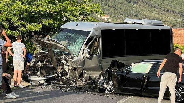 Teška nesreća kod Stona: U sudaru automobila i minibusa ozlijeđeno je nekoliko ljudi