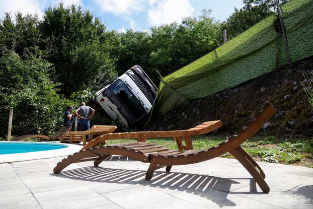 Jastrebarsko: Kamion probio ogradu kuće za odmor