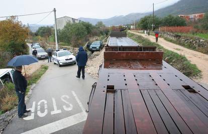 Kaštela: Vlak je naletio na auto, poginuo muškarac