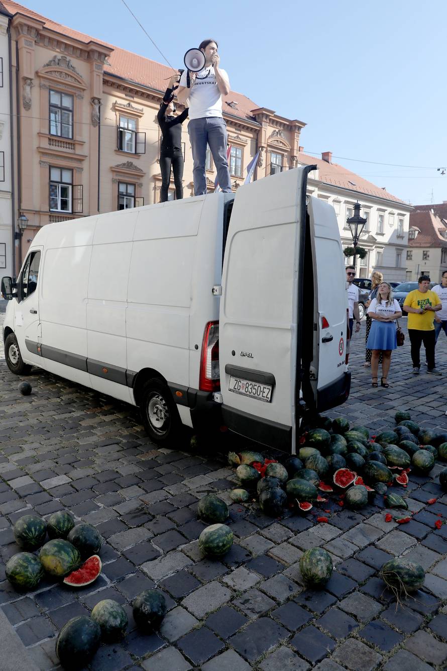 Zagreb: Kaos pred Vladom, Sinčić istovario hrpu lubenica na Markovom trgu