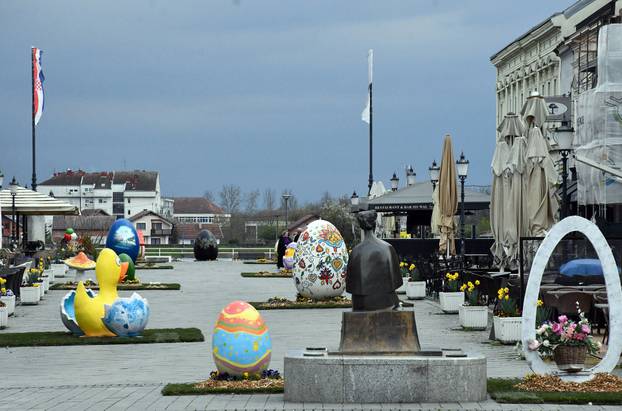 Slavonski Brod: Središnji gradski trg ukrašen velikim pisanicama