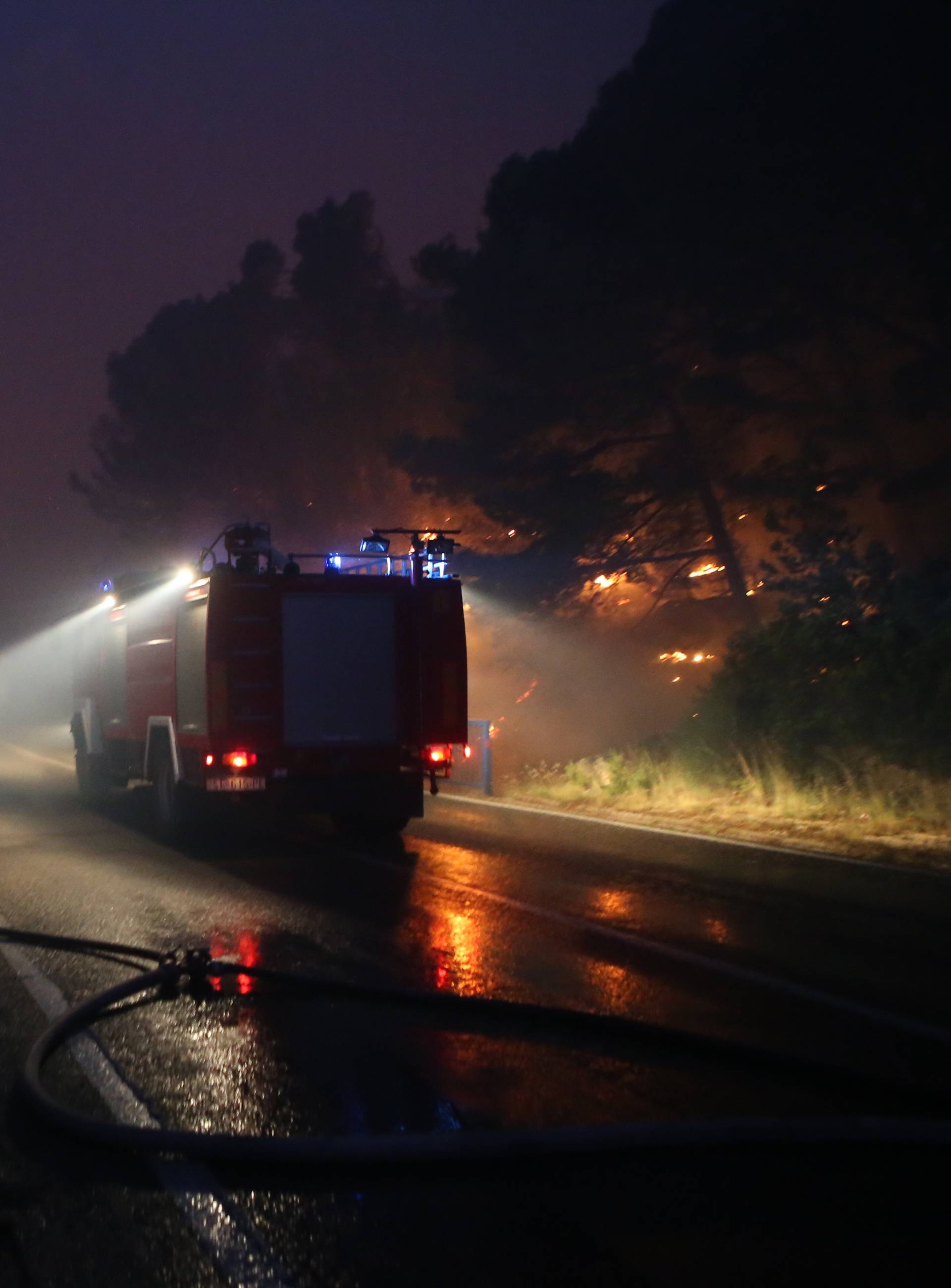 Kanader pomaže u gašenju, u Makarsku stiže i 150 vojnika