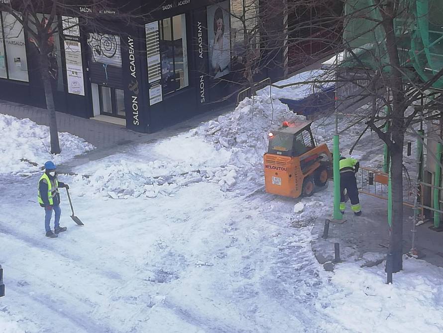 Snježni kaos u Španjolskoj: Kamioni s hranom uspjeli su se probiti do zaleđenoga grada
