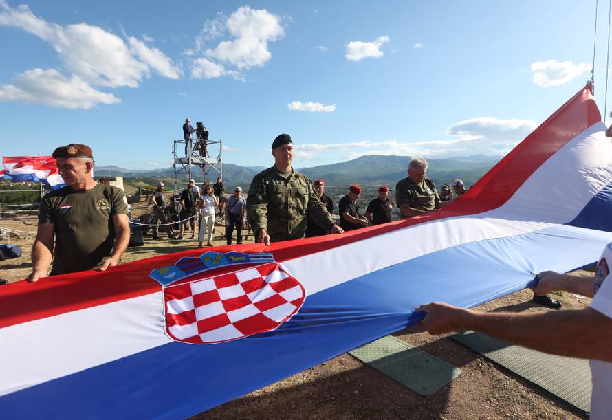 Na kninskoj tvrđavi podignuta hrvatska zastava