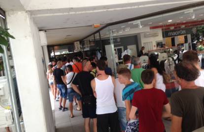 Ludilo u Splitu: Pred Poljudom redovi za ulaznice s Koperom