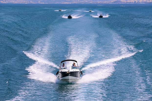 Trogir: Turistički gliseri i taxi brodovi 