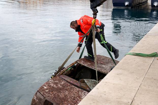 Zadar: Izvlačenje auta koji je 18 godina bio u moru