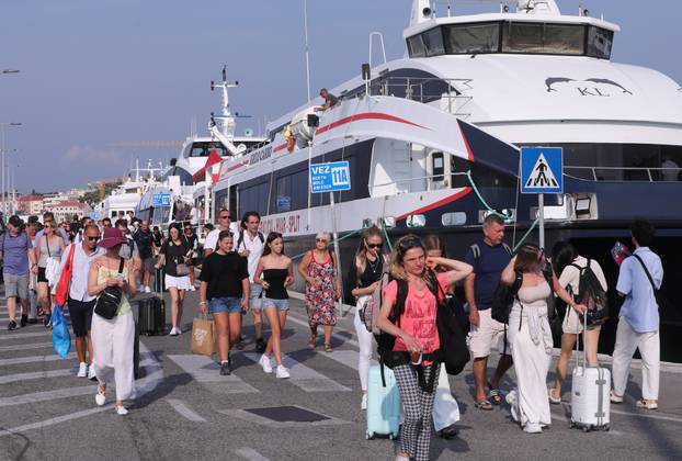 Split: Velik broj putnika odlazi katamaranima na otoke