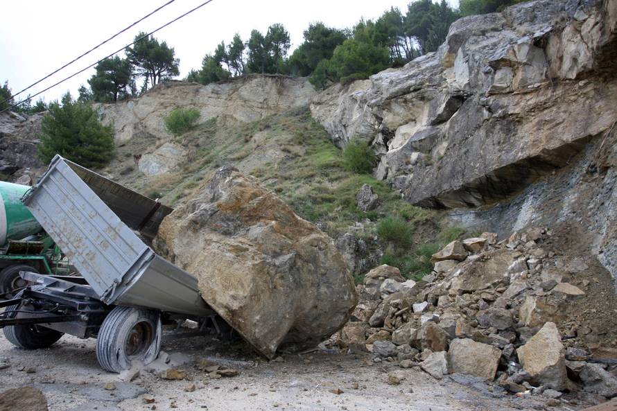 Stijene padale na kuće, ceste...: Dio Omišana morat će se iseliti