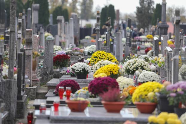 Osijek: Građani obilaze grobove najmilijih na Aninom groblju na dan Svih svetih