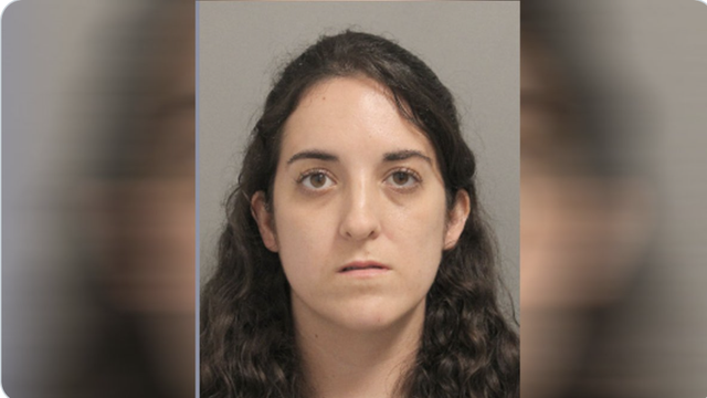 Teksas: Učiteljicu optužili da se seksala s učenikom. Gađala ga škarama jer je sjedio blizu cure