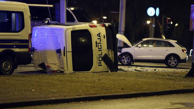 Policija uz rotirke i sirene ušla u raskrižje i završila na - boku