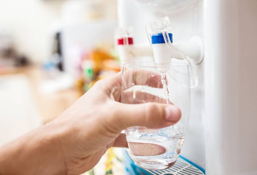 Voda sobne temperature naspram hladne vode: Je li doista važno koju ćete popiti?