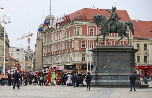 Zagreb: Interventna policija osigurava molitelje na glavnom Trgu