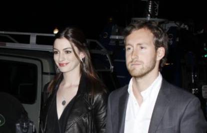 U Valentino vjenčanici: Anne Hathaway udala se za Adama