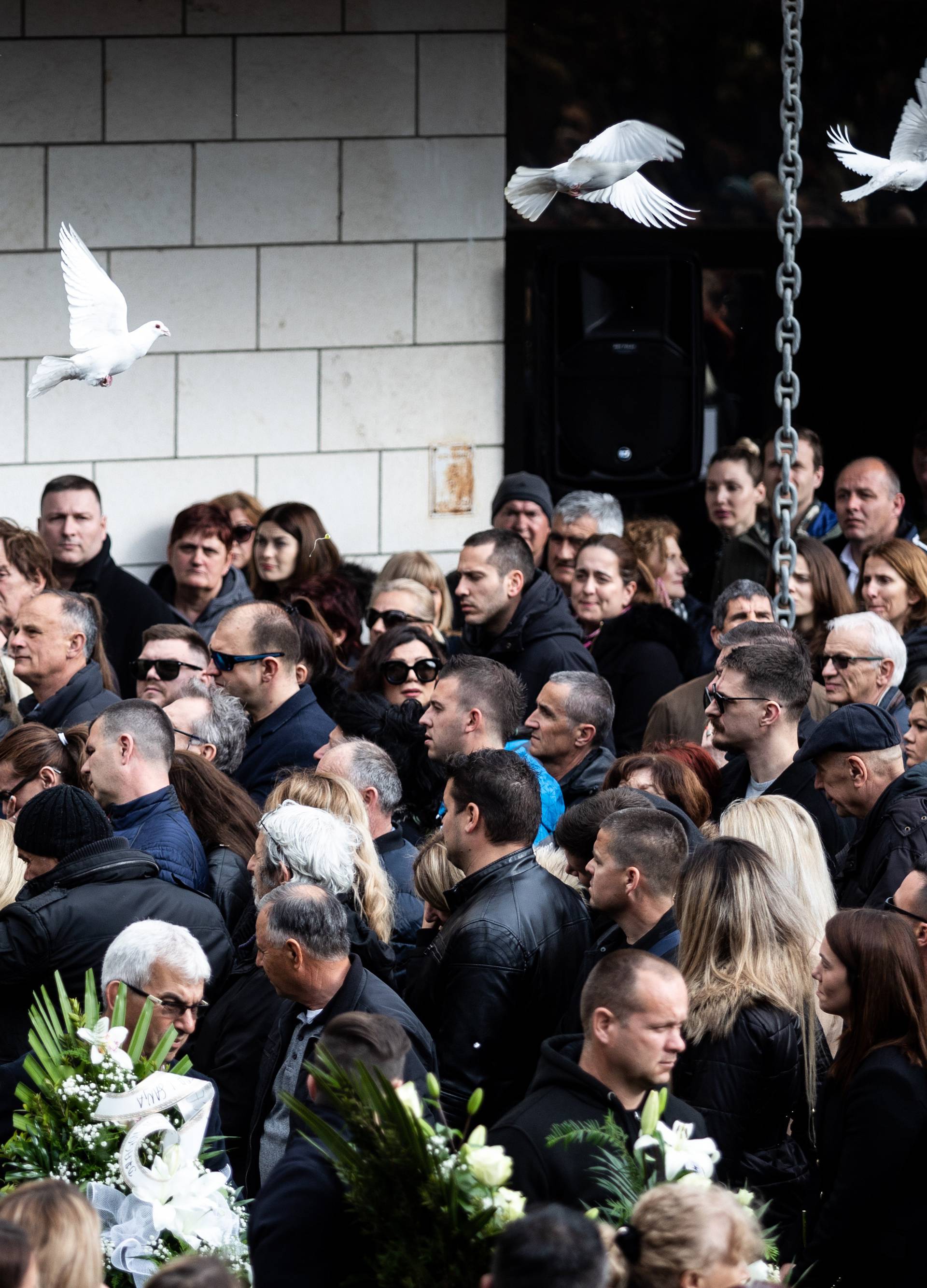 Velik broj ljudi na posljednjem ispraćaju Igora Nešića na groblju Lovrinac