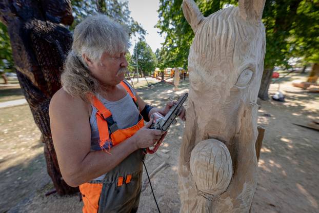 Osijek: 51 Kolonija kipara naive Ernestinovo stvaraju kiparska djela od trupca starog slavonskog hrasta
