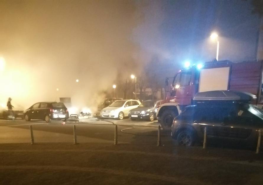 Palili kontejnere u Gajnicama, vatra oštetila četiri automobila