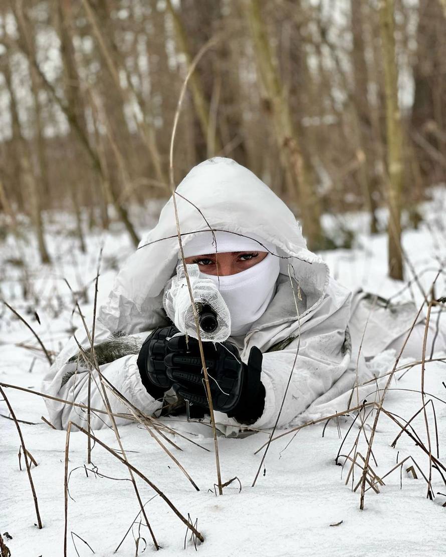 Bivša Miss Ukrajine trenira s oružjem: Skinimo sve znakove i pošaljimo Ruse ravno u pakao!