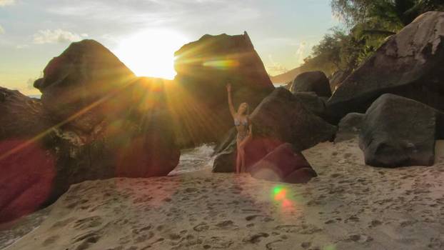 Toplinski val nije zaobišao niti slavne ljepotice: Neke su hlad našle na plaži, druge u teretani
