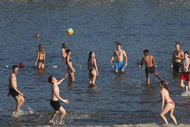 Osijek: Visoka temperatura je  izmamila mnogobrojne građane na osvježenje u Dravi