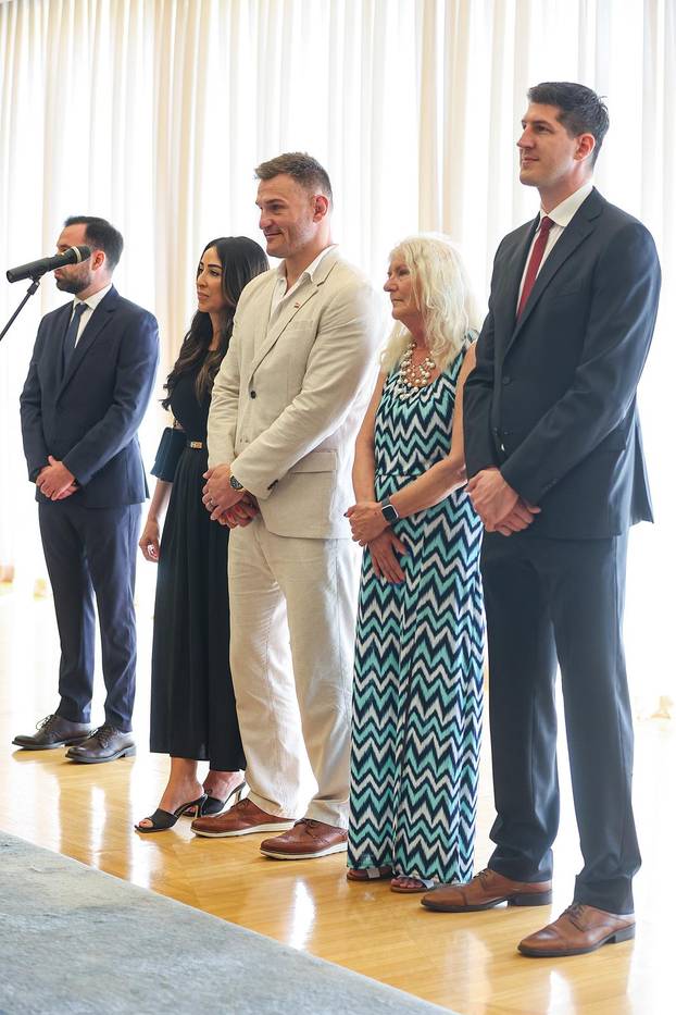 Zagreb: Predsjednik Zoran Milanović uručio je odlikovanje Stipi Miočiću