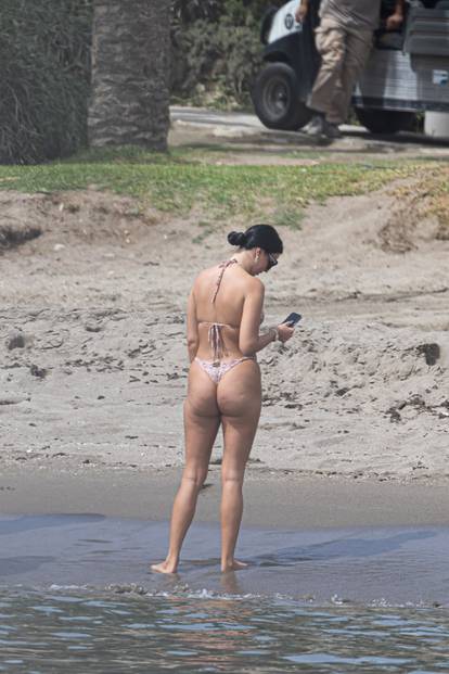 FOTO Knollica ima novu frizuru. Evo kako je izgledala kad su je paparazzi uhvatili na plaži...