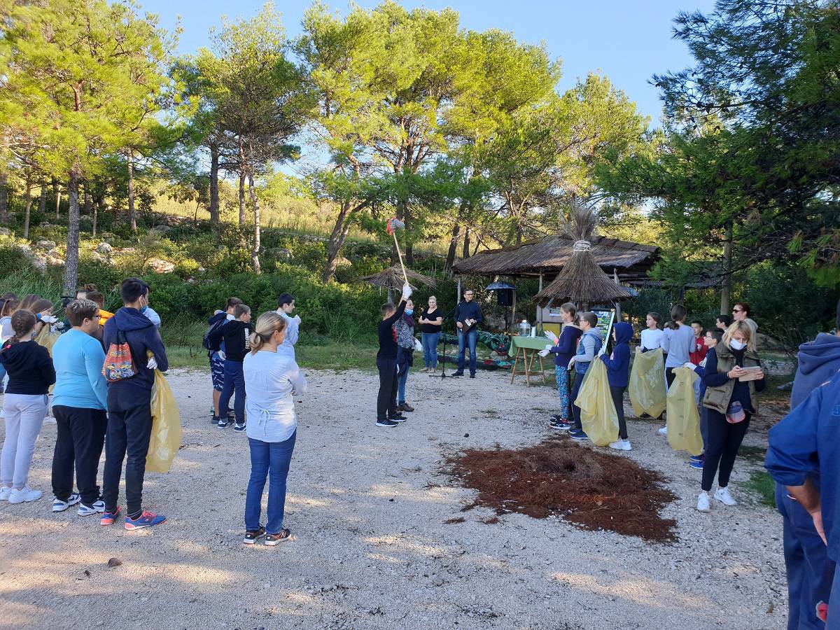 Sad je plaža Pilatuša kao nova: Čistili  je osnovnoškolci, vrtićani, njihove tete, pomogli i mještani