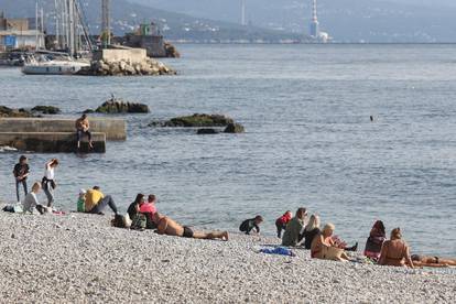 Koji studeni? Super je na plaži! Temperatura mora je čak 21°C