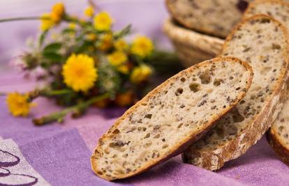 Zdravi domaći kruh miriše na mladi luk, sikavicu ili rikulu