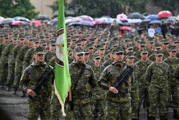 FOTO Suze i zagrljaji u Požegi: 900 novih ročnika položilo prisegu, među njima i 53 žene