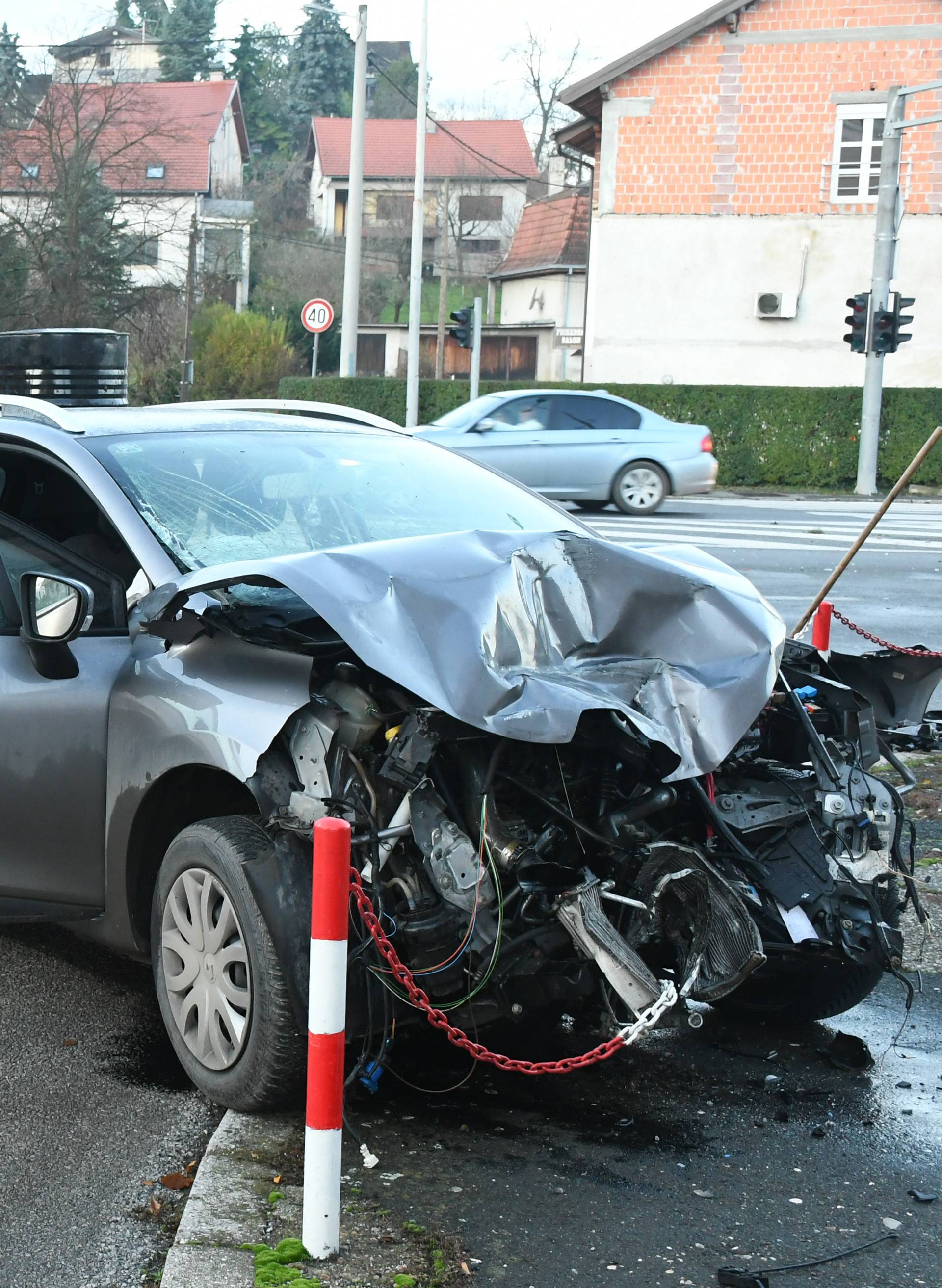 Automobil se zabio u autobus i stup: Dvoje ljudi je  ozlijeđeno