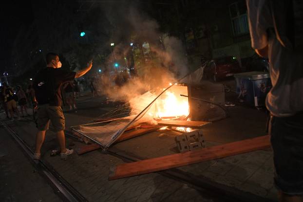 Beograd: Na Slaviji policija protiv prosvjednika upotrijebila suzavac