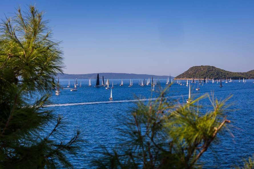Split:  Pogled sa Sustipana na start Mrduljske Regate
