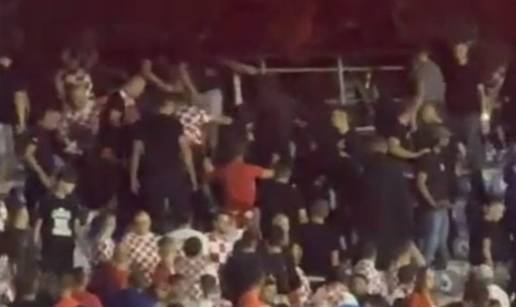 Pogledajte tučnjavu gledatelja na Maksimiru usred utakmice protiv Crne Gore. Sijevale šake