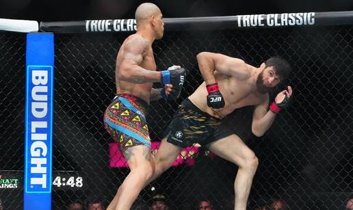 VIDEO Alex Pereira u svega 80 sekundi razbio Magomeda Ankalaeva i vratio pojas u ruke!