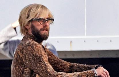 Slavni glumac zaprepastio sve izgledom, prepoznali su ga tek kada je skinuo sunčane naočale