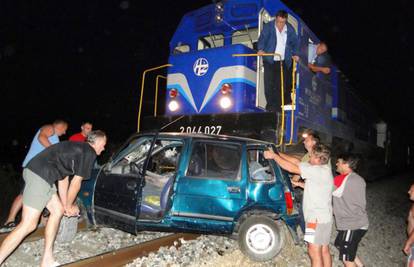 Vlak naletio na auto i gurao ga 200 m, poginula vozačica (40)