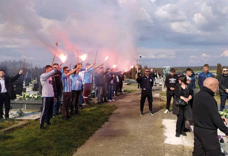 Bakljadom i plotunom ispraćen Sikirica, najstariji Ultras Cibalije
