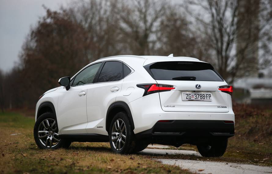 Auto s čak tri motora: Hibridni  Lexus jednostavno je oduševio