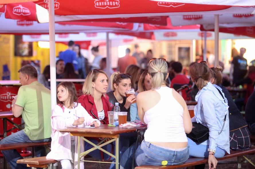 Fina klopa i cuga privukla je mnoge - na Zagreb Chill&Grill