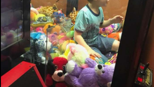 Dječak u Floridi ušao u aparat za igračke i ostao zarobljen
