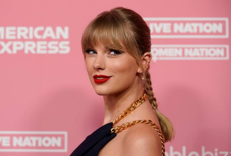 FILE PHOTO: Singer Taylor Swift arrives on the red carpet for the "Billboard Women in Music" event in Los Angeles