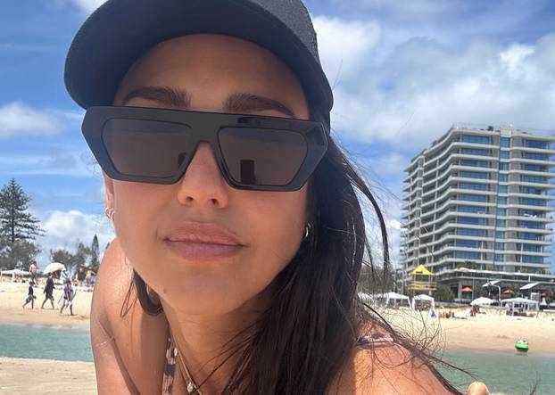 FOTO Ona ima 44 godine? Nema šanse! Jessica Alba pozirala je u tangicama s novim dečkom...