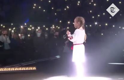 Curica koja je u bunkeru pjevala pjesmu iz crtića 'Frozen', ganula je tisuće na stadionu u Poljskoj