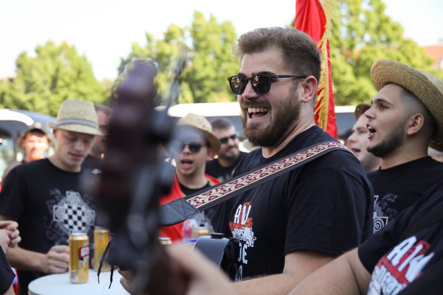 Zagreb: Veseli obožavatelji Thompsona na Glavnom kolodvoru